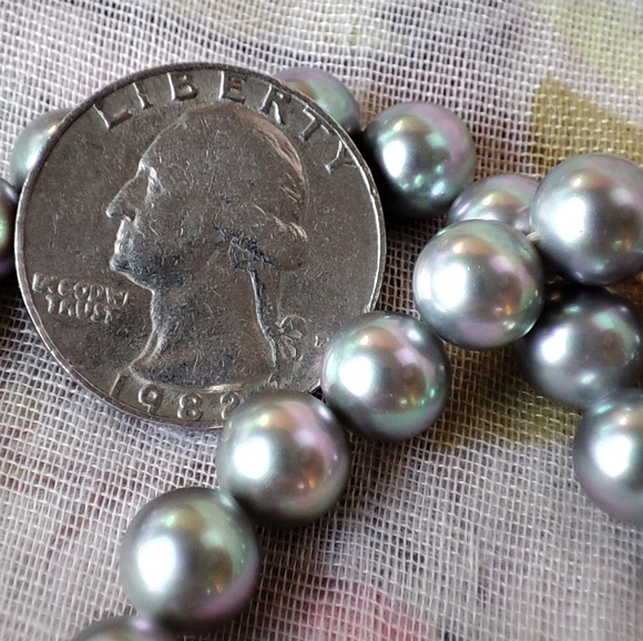 Glass Gray Grey Faux Pearls Necklace Vintage Clasp EUC - Picture 4 of 6